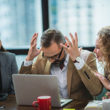 Tu empresa aparece en Google y en la IA: Entonces, ¿por qué no consigue clientes?